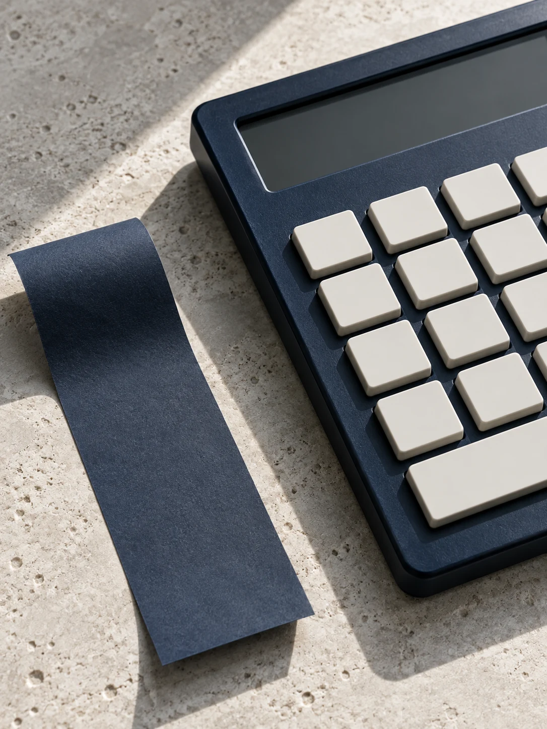 Detalle ilustrativo de una calculadora sobre una superficie de piedra